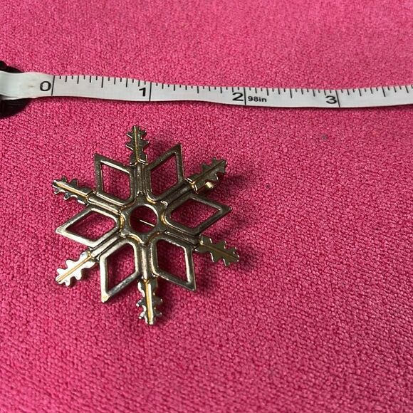 Best Brooch or Pendant Snowflake - Picture 4 of 4